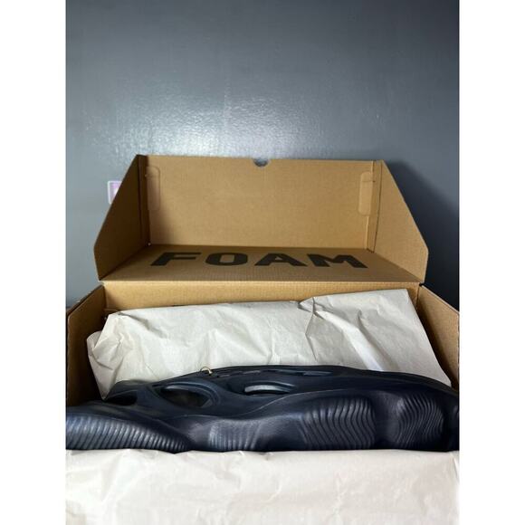 Yeezy Foam Rnr Onyx Sz 10 main image 13